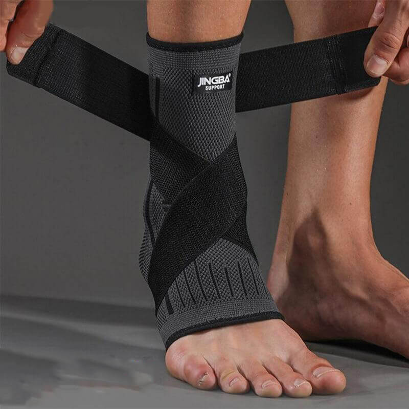 "3-D Profi Sprunggelenkbandage, elastische Stütze in Grau, zeigt atmungsaktives Material und 3-D Passform für Sport."