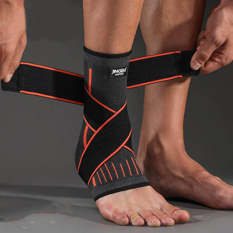 "3-D Profi Sprunggelenkbandage, elastische Stütze in Grau, zeigt atmungsaktives Material und 3-D Passform für Sport."