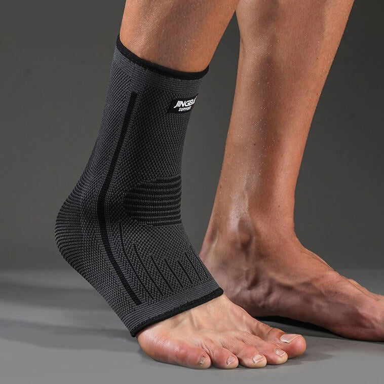 "3-D Profi Sprunggelenkbandage, elastische Stütze in Grau, zeigt atmungsaktives Material und 3-D Passform für Sport."