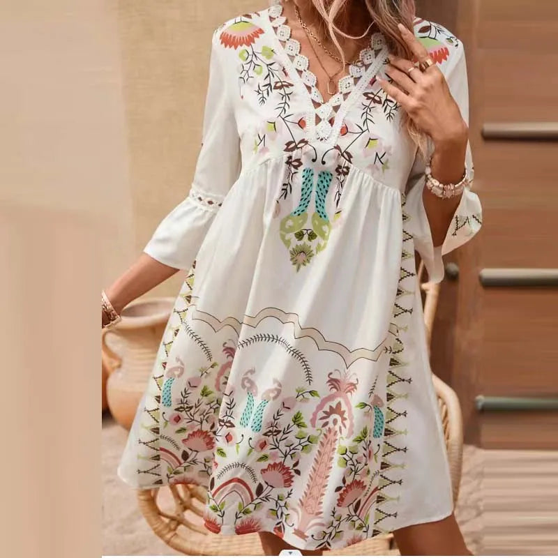 Boho Mini Kleid mit V-Ausschnitt, 3/4 Ärmeln, fließend und elegant, ideal für jeden Anlass, betont natürliche Schönheit.