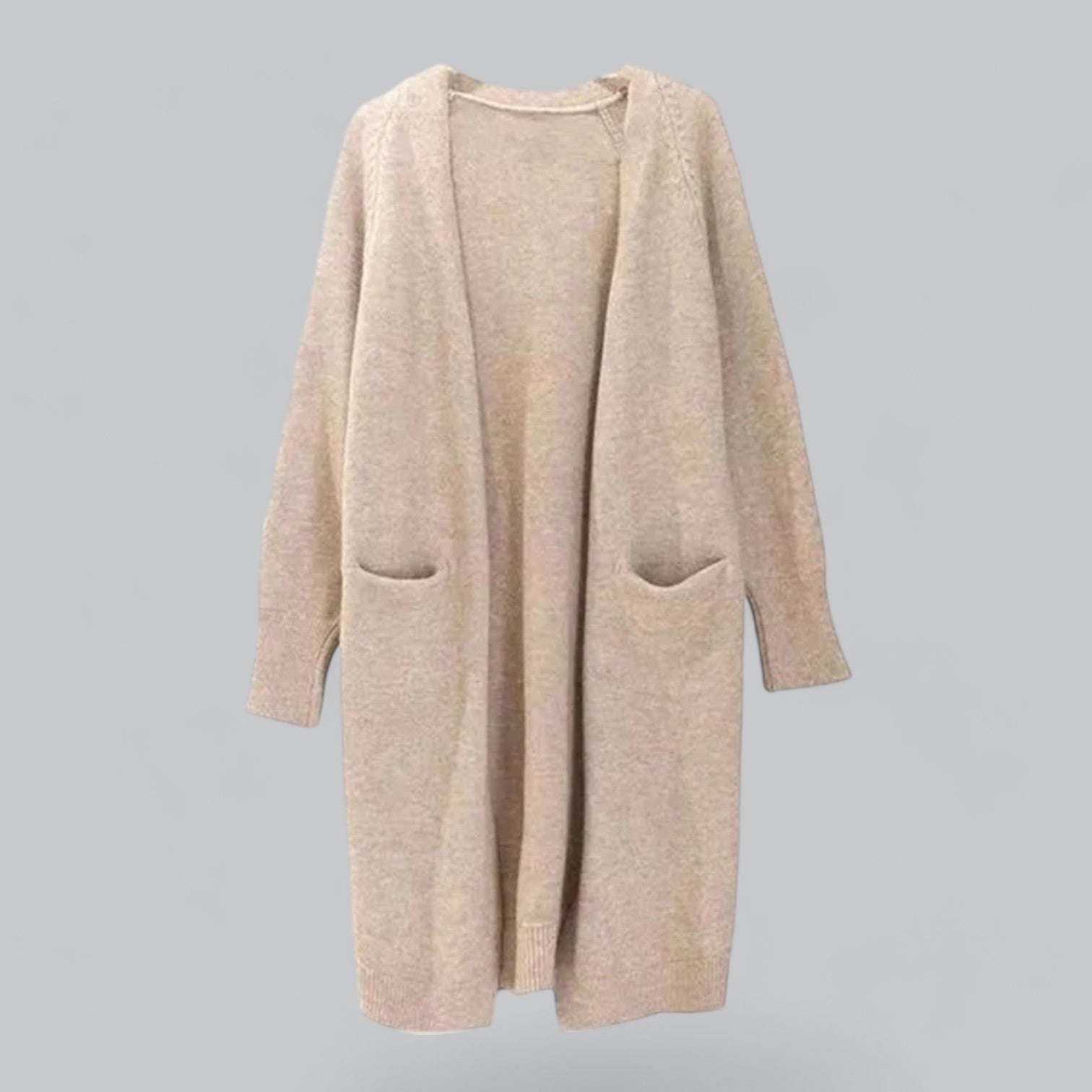 Cashmere Strickjacke Damen aus weichem Material in Beige, klassisches Design, lang und elegant, warm für vielseitige Anlässe.