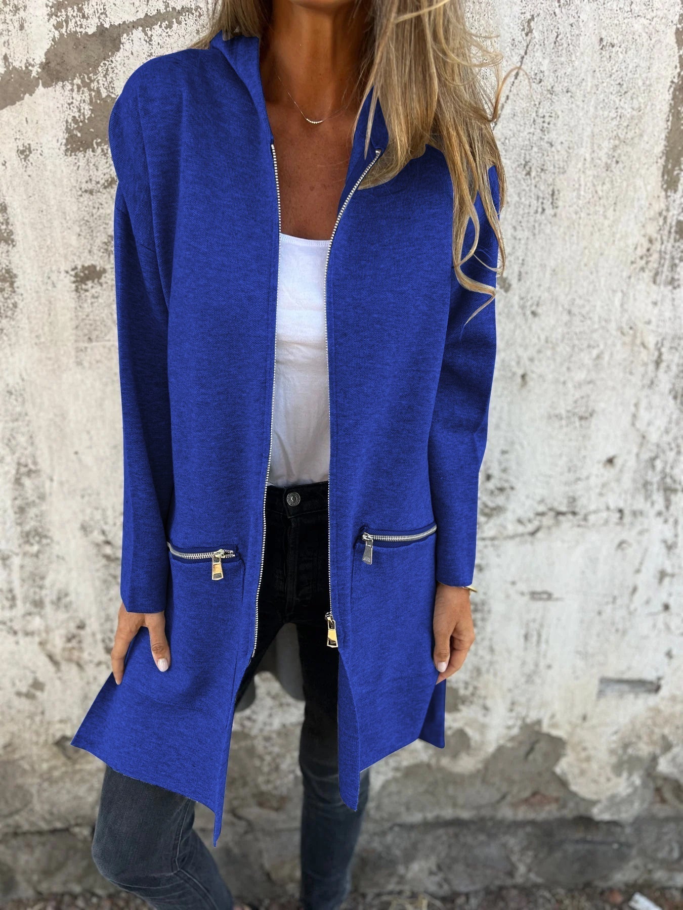 "Damen Langarmjacke, lässig und elegant, in Blau. Reißverschluss, oversized Design, ideal für Herbst- und Winterlooks."