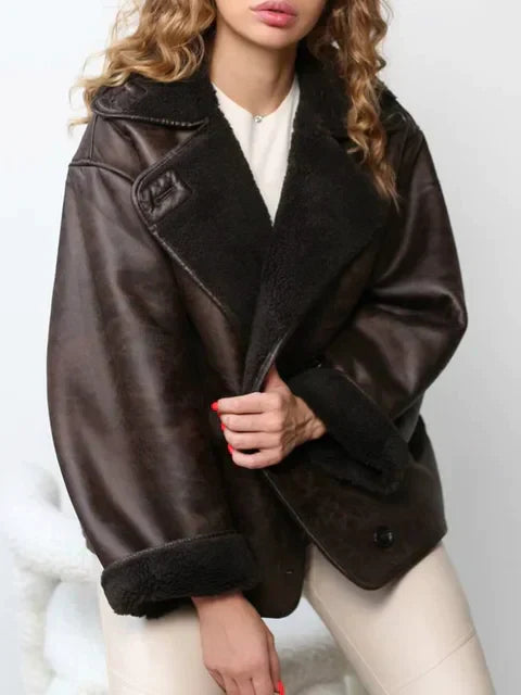"Damen Lederjacke Vintage Stil, klassisch geschnitten, aus hochwertigem Leder, Retro-Charme, vielseitig kombinierbar."