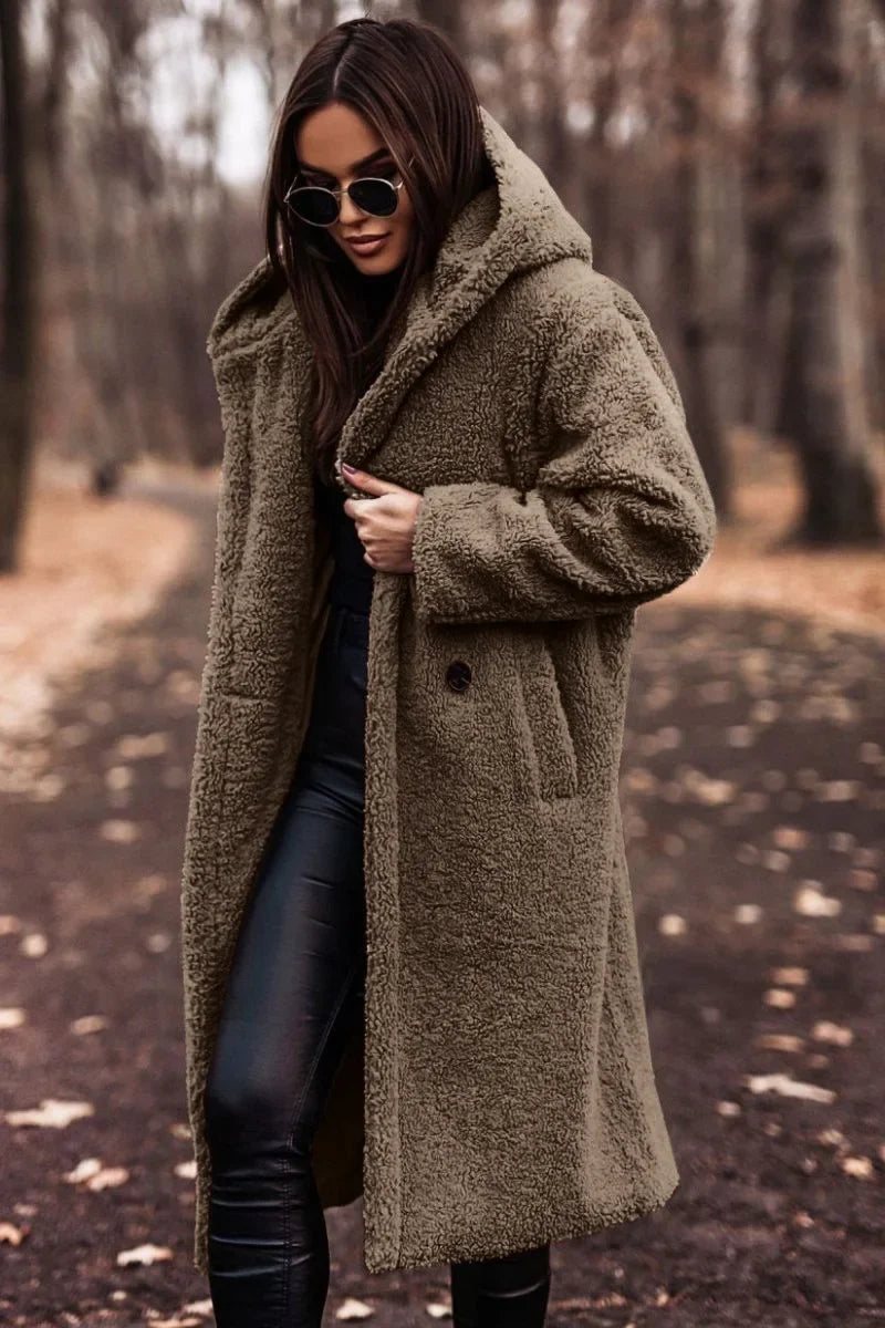 "Damen Wintermantel mit Kapuze in langem Schnitt, stilvoll warm, ideal für kalte Tage. Elegantes Design, vielseitig tragbar."