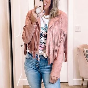 "Damenjacke aus weichem Wildleder mit Fransen und Reverskragen, vielseitig für elegante und lässige Anlässe tragbar."