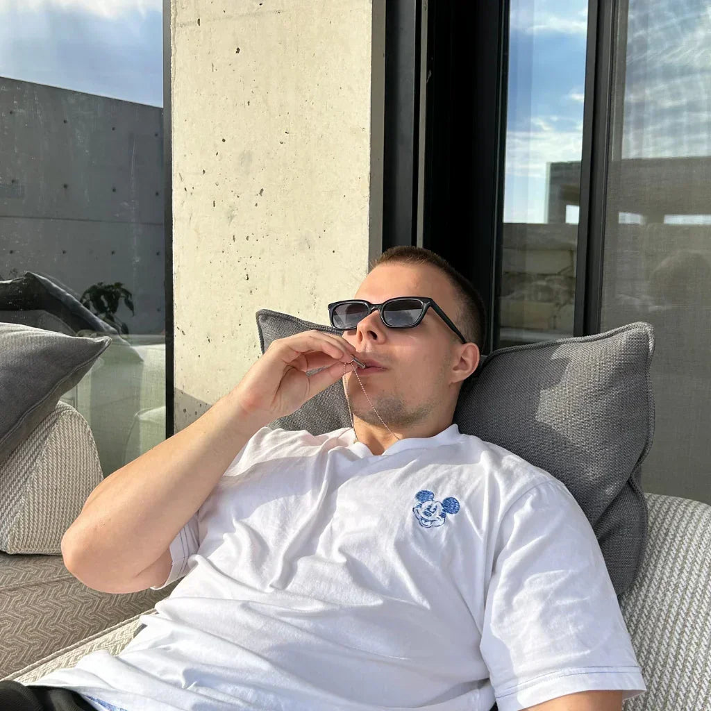 "E-Zigarette in Gold, Schwarz, Silber mit modernem Design und edler Verarbeitung für rauchfreies Dampferlebnis."