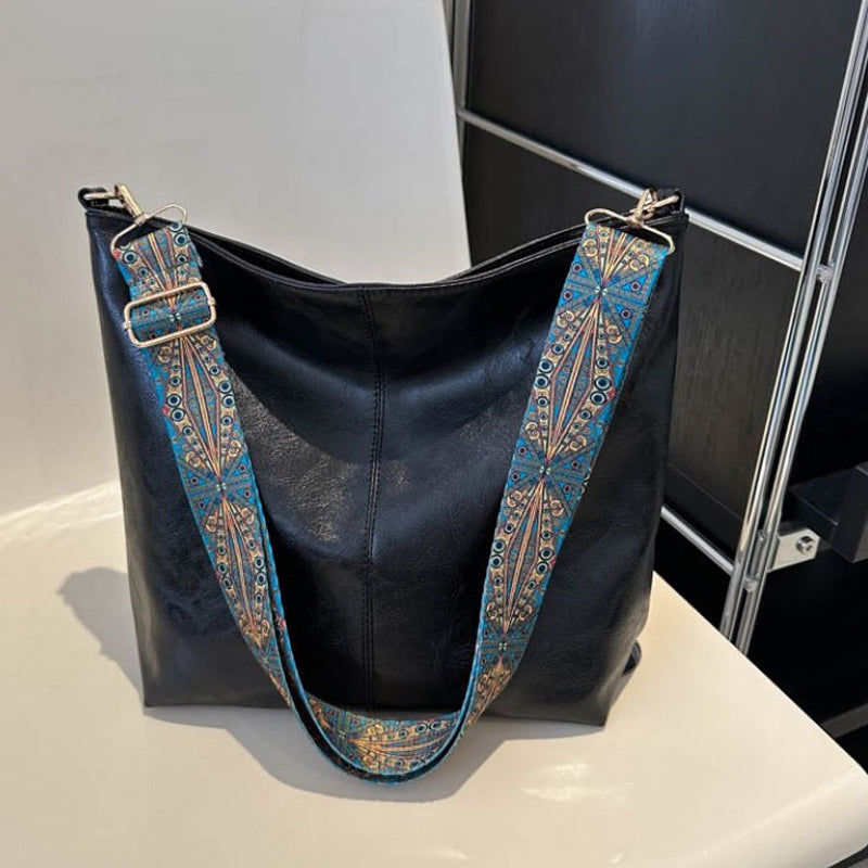 Elegante Damen Schultertasche in Vintage-Optik, Vorderansicht, beige Farbe, stilvoll, praktisch, robustes PU-Material.