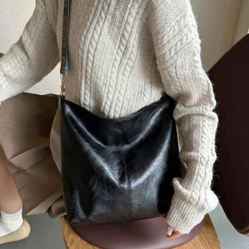 Elegante Damen Schultertasche in Vintage-Optik, Vorderansicht, beige Farbe, stilvoll, praktisch, robustes PU-Material.