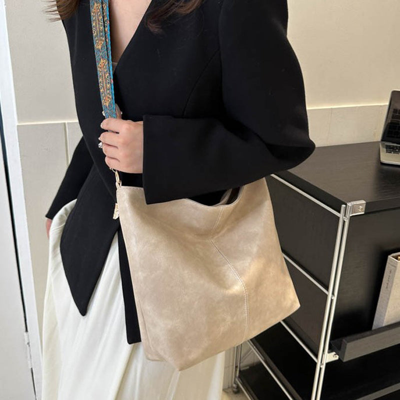 Elegante Damen Schultertasche in Vintage-Optik, Vorderansicht, beige Farbe, stilvoll, praktisch, robustes PU-Material.