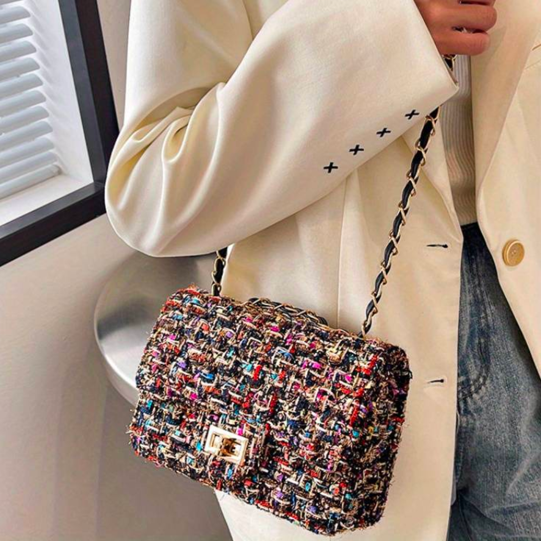 Elegante Damen-Umhängetasche in Rosa, Seitenansicht, zeitloses Design, 14x8x21 cm, modisches Accessoire für jeden Anlass.