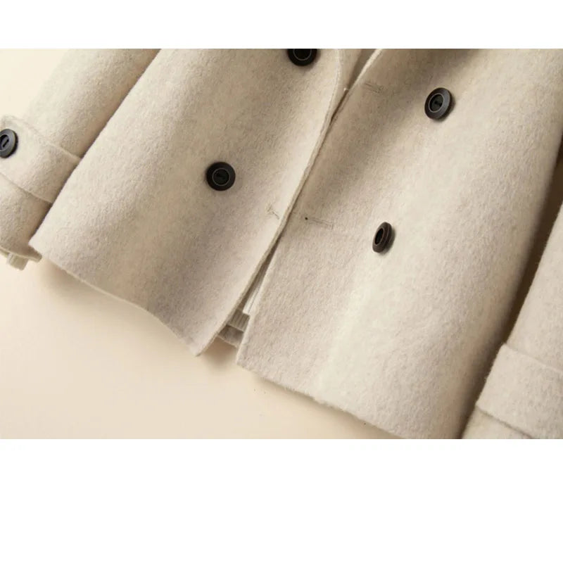 "Elegante Damenjacke aus luxuriösem Stoff in stilvoller, taillierter Passform, ideal für vielseitige Outfits."