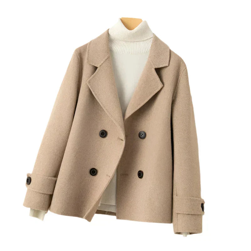 "Elegante Damenjacke aus luxuriösem Stoff in stilvoller, taillierter Passform, ideal für vielseitige Outfits."