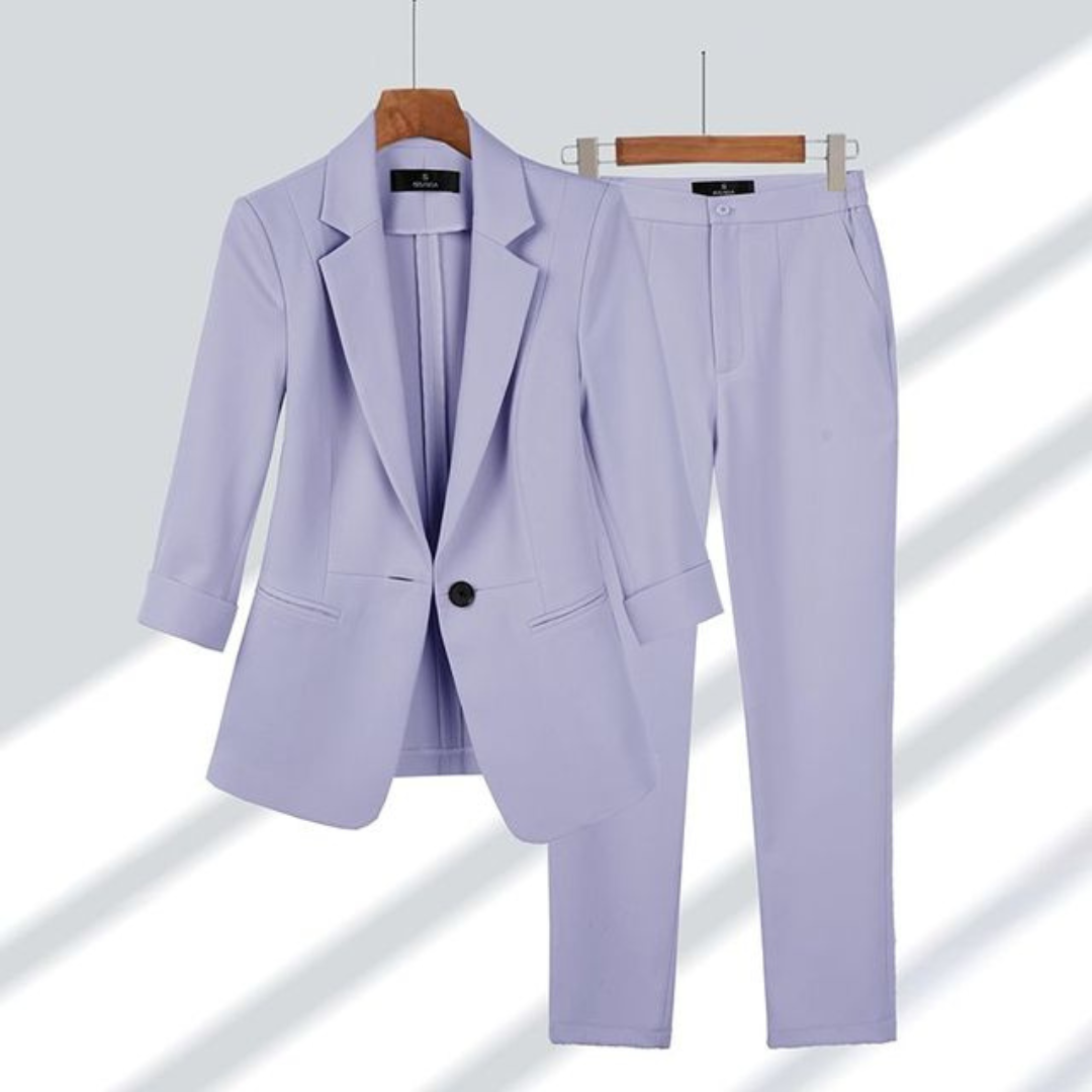 Eleganter Damen Blazer und Hose in Beige mit schicker Passform, ideal als Büro Outfit für formelle Anlässe.
