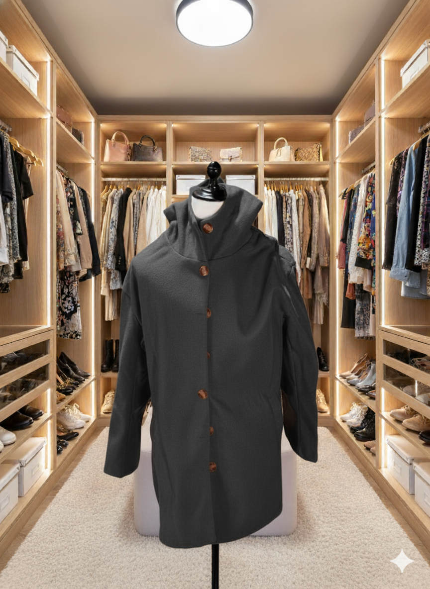 Eleganter Damen Wintermantel, stilvolles Design, winddicht, knielang, beige Farbton, mit Kapuze für kalte Tage.