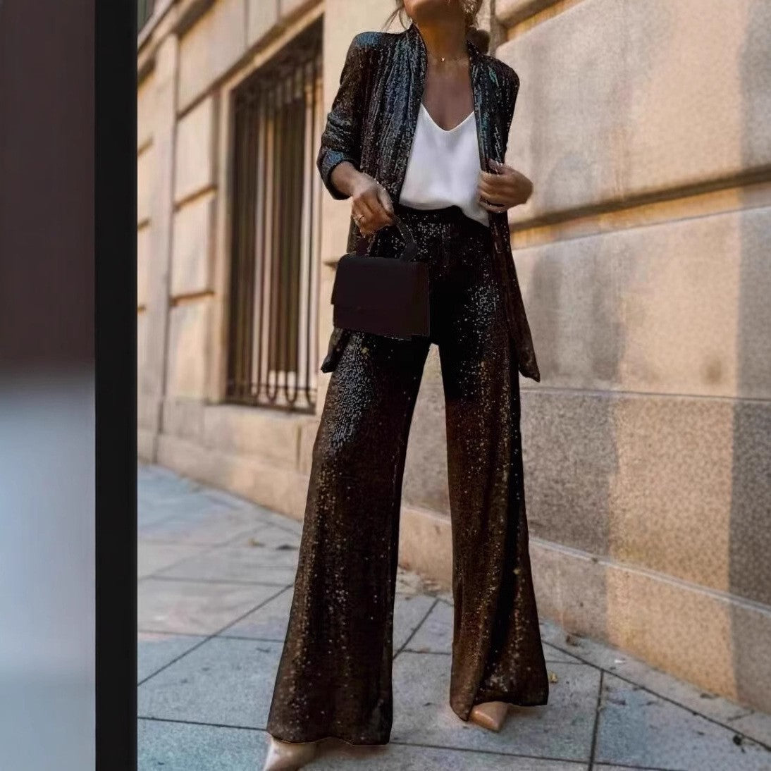 "Eleganter High-Waist Paillettenanzug mit funkelndem Design für Abendmode, betont Taille, ideal für besondere Anlässe."