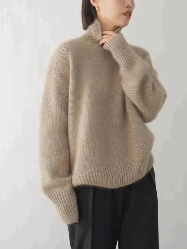 "Eleganter Kaschmir Rollkragenpullover für Damen in Beige, zeigt luxuriöse Weichheit und zeitlosen Stil, ideal für Winter"