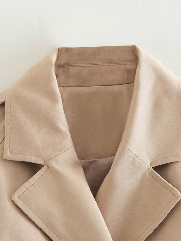 Beige trenchcoat bakfra
