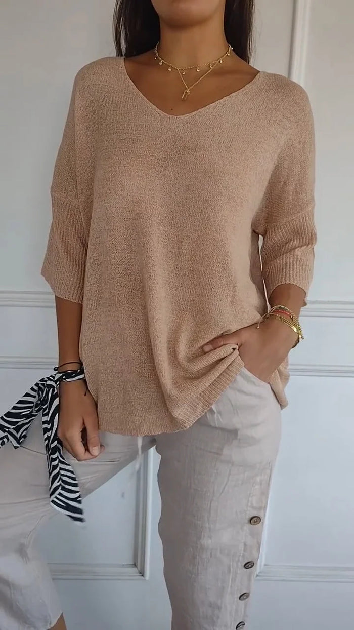 "Elegantes Damen Stricktop mit V-Ausschnitt und 3/4 Ärmeln, stilvoll, vielseitig kombinierbar, ideal für modische Outfits."