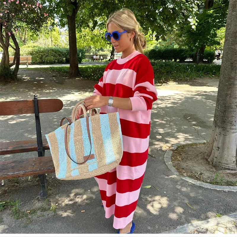 Elegantes Damen-Strickkleid mit Kontrast-Streifendruck, Midilänge, komfortabler Passform für stilvolle Anlässe.