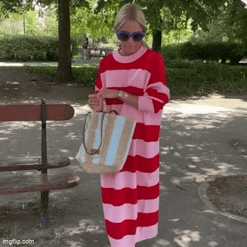 Elegantes Damen-Strickkleid mit Kontrast-Streifendruck, Midilänge, komfortabler Passform für stilvolle Anlässe.