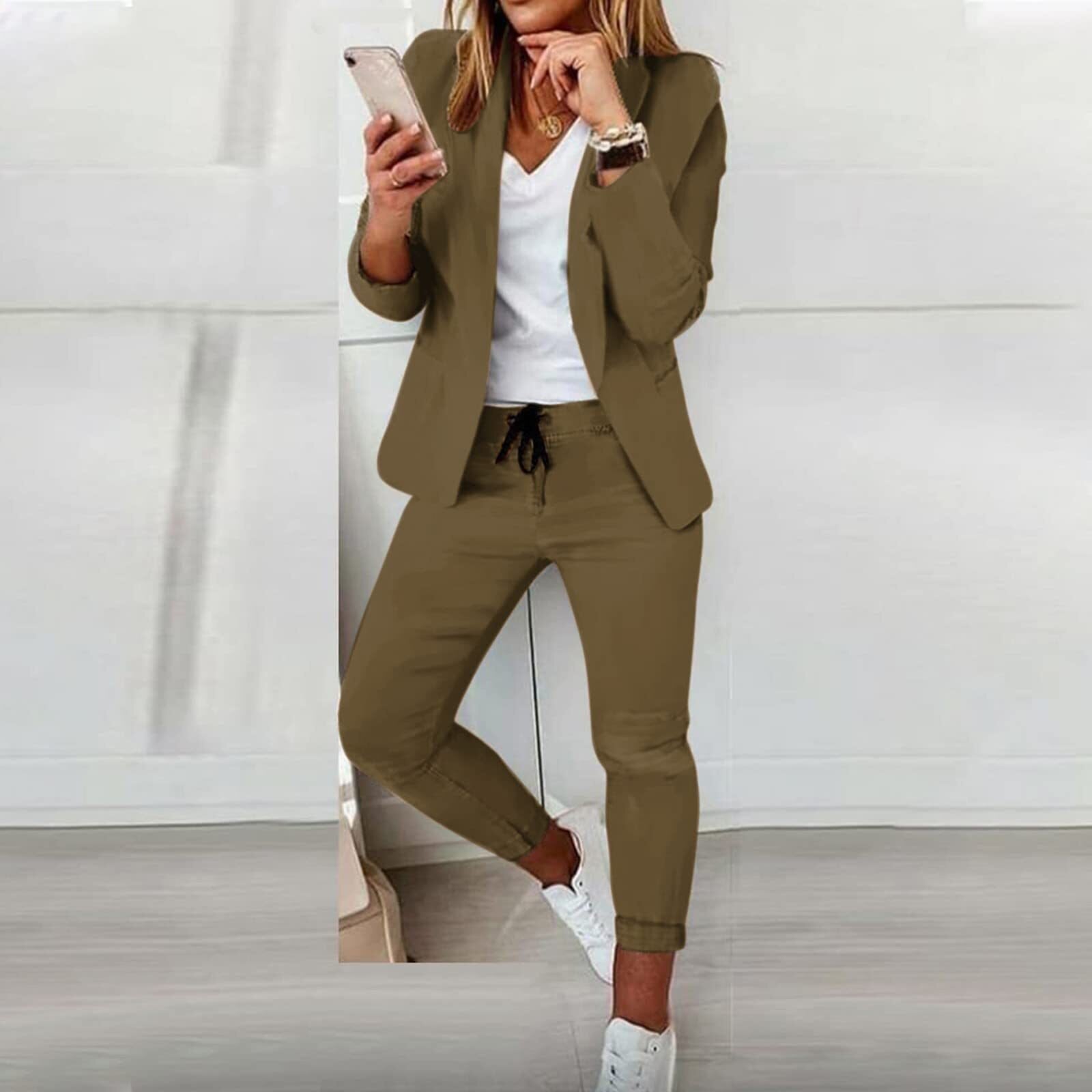 "Elegantes Damenblazer-Set mit tailliertem Blazer und Hose, ideales Outfit für formelle Anlässe in Beige, Blau, Braun."