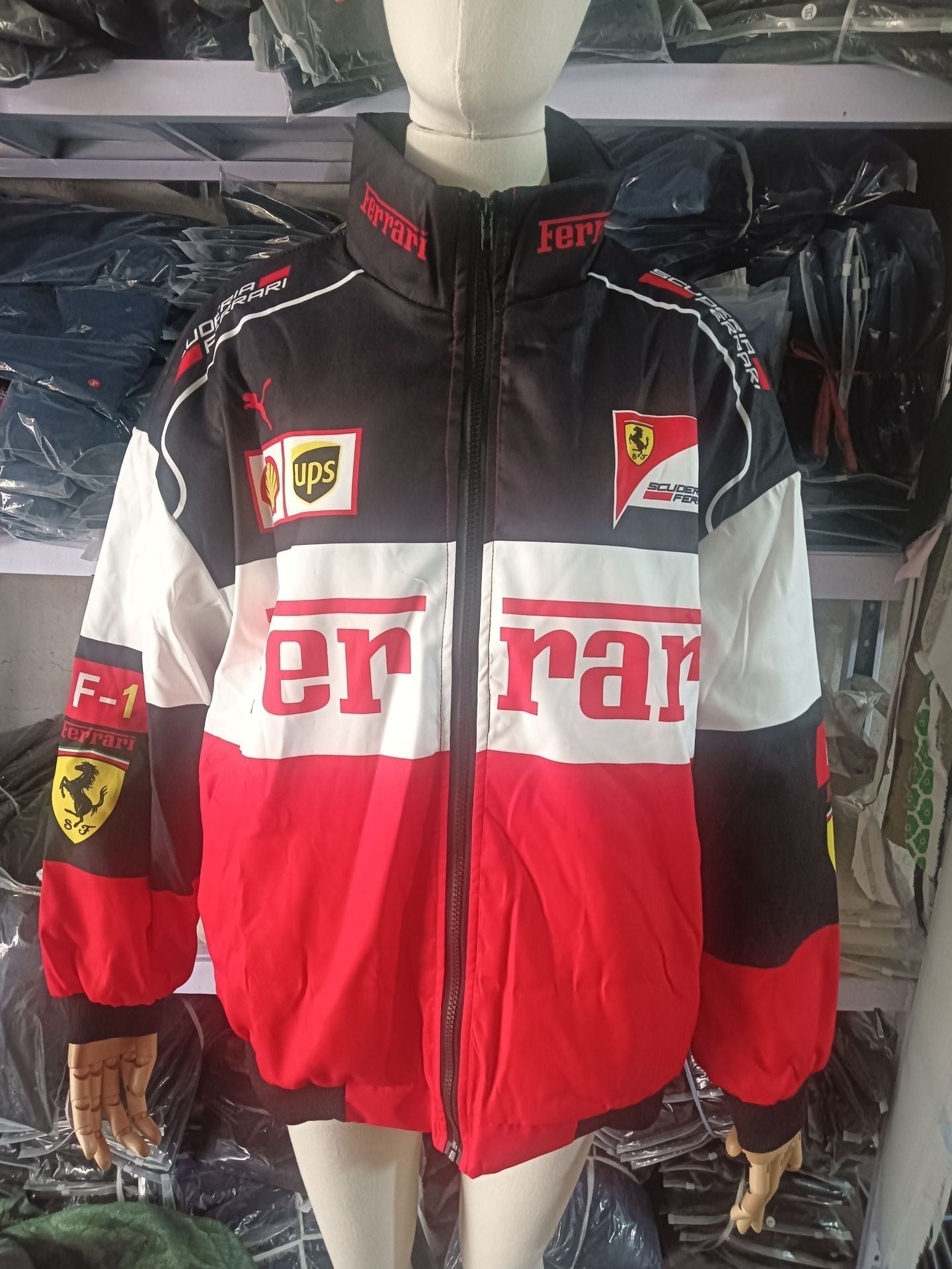 F1 Racing Damen Bomberjacke mit langem Arm und Print, modischer Look, Frontansicht, vielseitig und komfortabel.