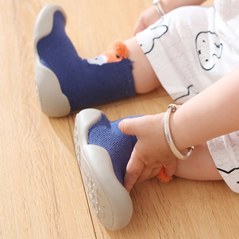 "Gelbe Fuchs-Babyschuhe mit rutschfester Sohle, ergonomischem Design und atmungsaktiven Materialien, ideal für kleine Abenteu
