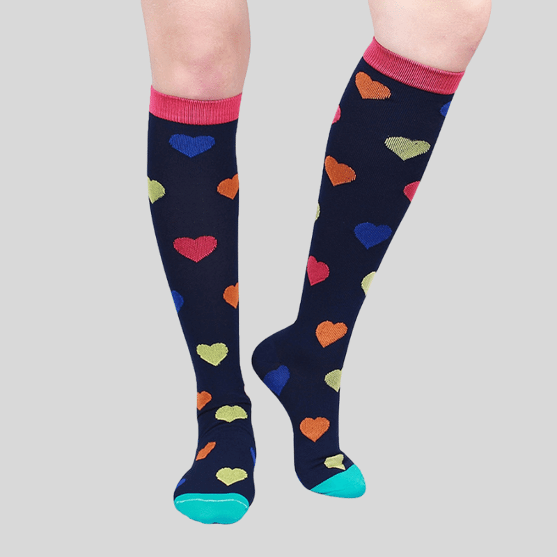 Graue Sportsocken, knielang, mit abgestufter 20-30 mmHg Kompression für bessere Durchblutung und reduzierte Muskelermüdung.