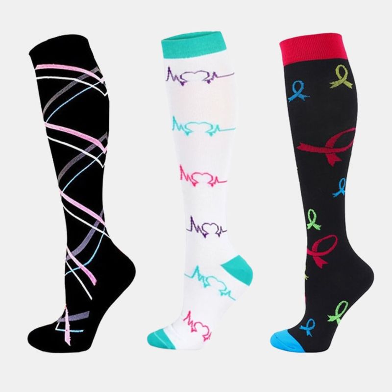 Graue Sportsocken, knielang, mit abgestufter 20-30 mmHg Kompression für bessere Durchblutung und reduzierte Muskelermüdung.