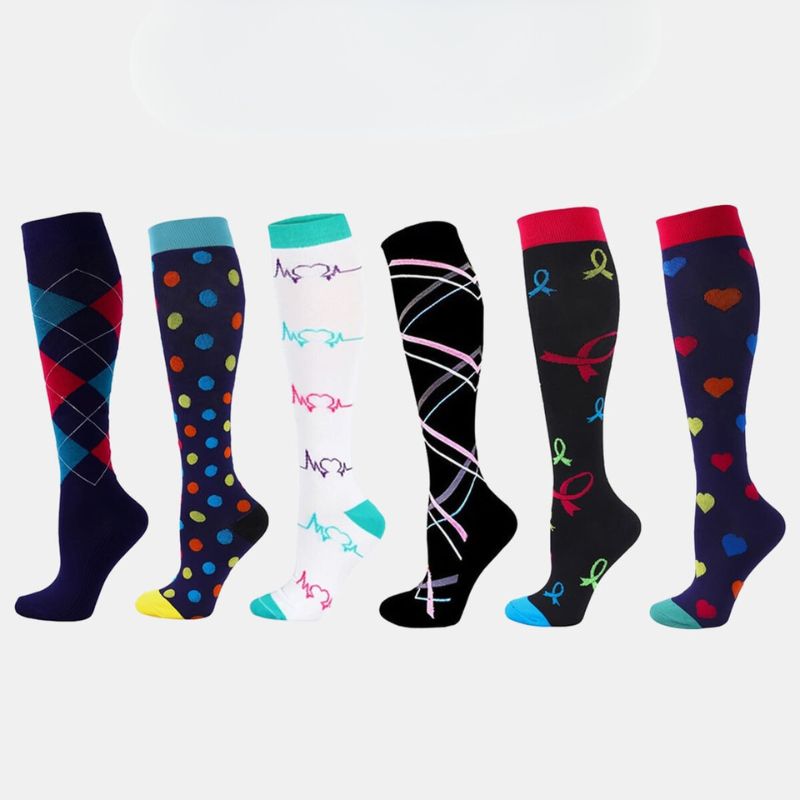 Graue Sportsocken, knielang, mit abgestufter 20-30 mmHg Kompression für bessere Durchblutung und reduzierte Muskelermüdung.