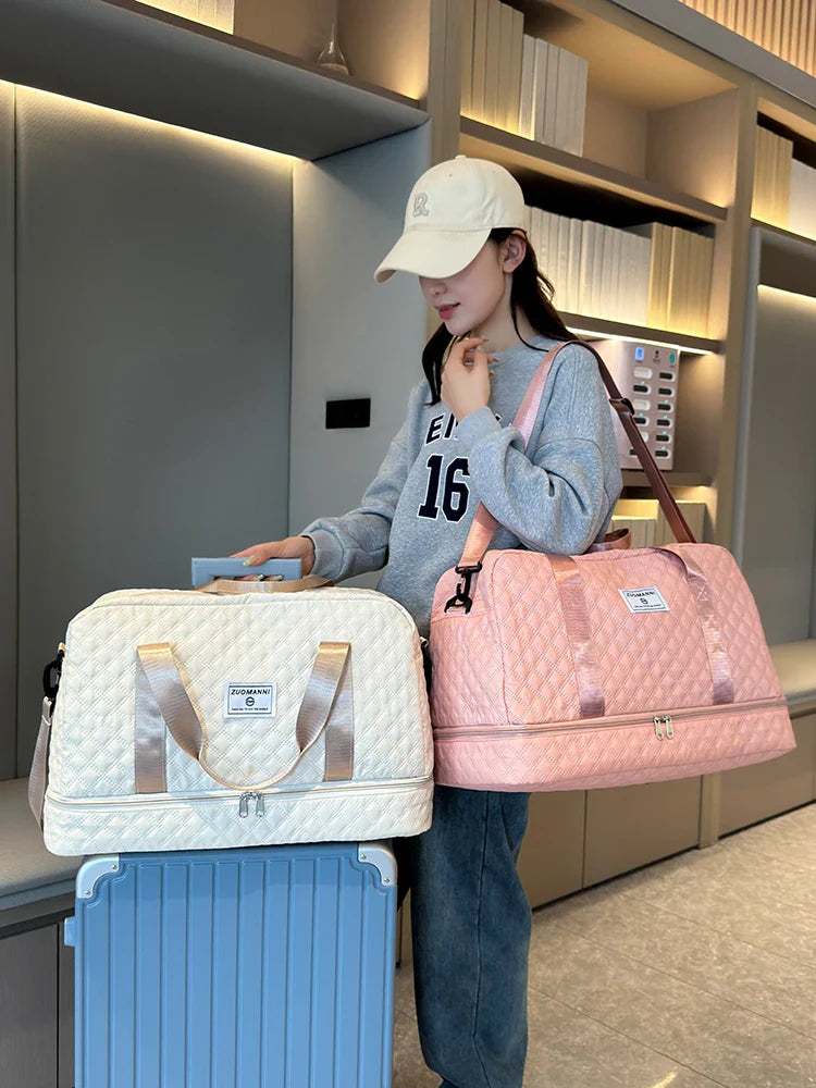 Große faltbare Reisetasche mit Rautenmuster aus wasserabweisendem Nylon, ideal für Kurztrips und geordnetes Packen.