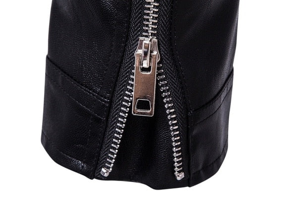 Bakfra av skinnjakken