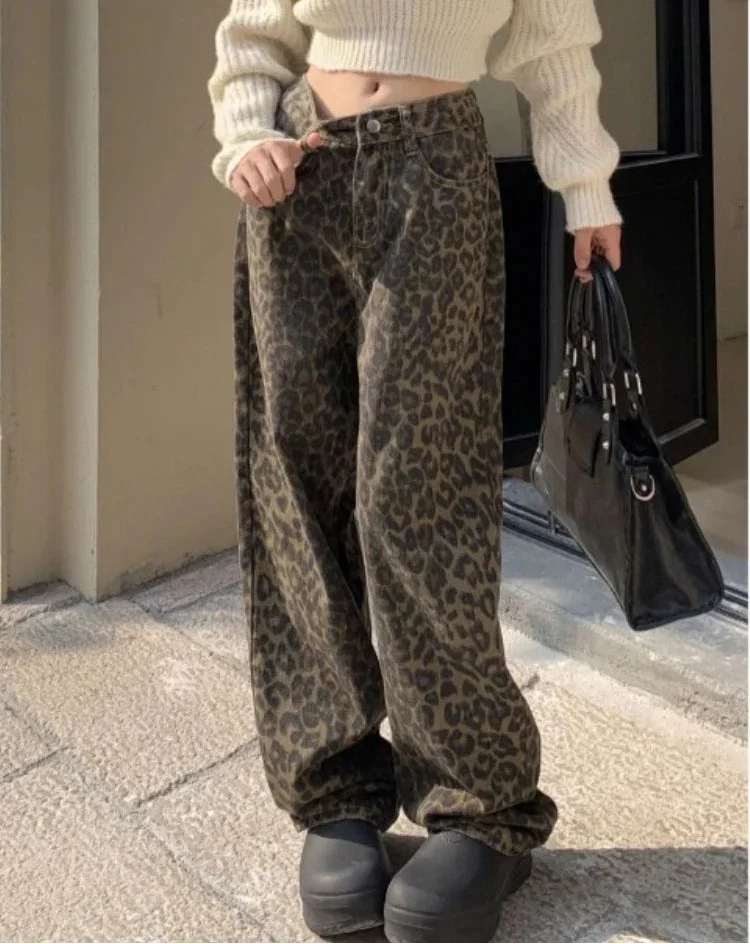 Høytlivsjeans med leopardprint
