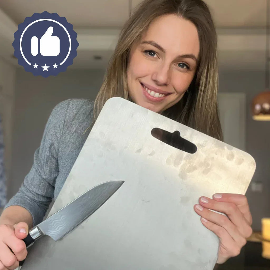 Hochwertiges Titan-Edelstahl Schneidebrett, robust, elegant, glatte Oberfläche, optimale Küchenhygiene und Funktionalität.