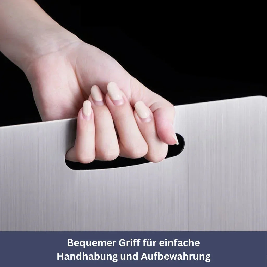 Hochwertiges Titan-Edelstahl Schneidebrett, robust, elegant, glatte Oberfläche, optimale Küchenhygiene und Funktionalität.