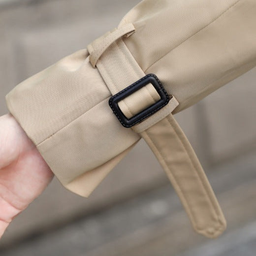 "Klassischer Herren Trenchcoat in Beige, elegant, knielang, Gürtel, zeitloses Design, vielseitig kombinierbar, hochwertig."