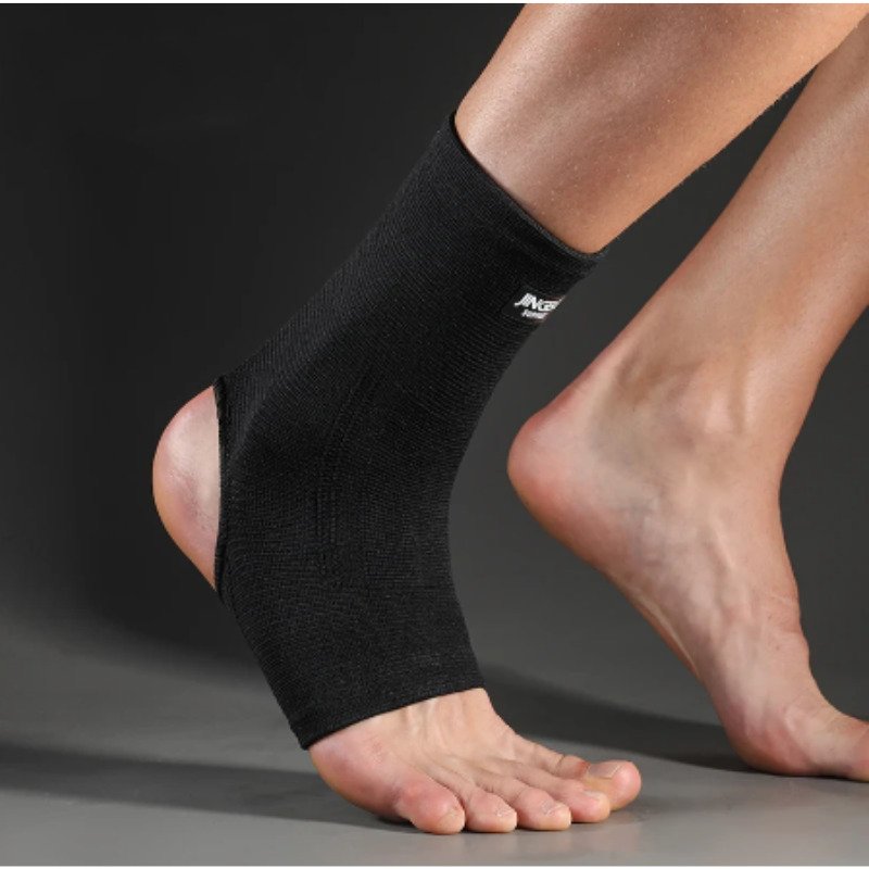 Knöchel-Kompressionsstütze in Schwarz mit elastischem Material, ideal für Sport und Alltag, bietet Stabilität und Komfort.
