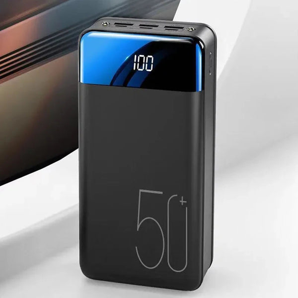 "Kompakte Powerbank 50.000 mAh, in Schwarz und Dunkelgrau, fĂĽr schnelles Laden unterwegs, ideal fĂĽr Reisen und Abenteuer."