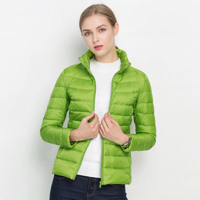 "Leichte Damen Daunenjacke in elegantem Design, perfekt für urbane Eleganz, erhältlich in vielseitigen Farboptionen."
