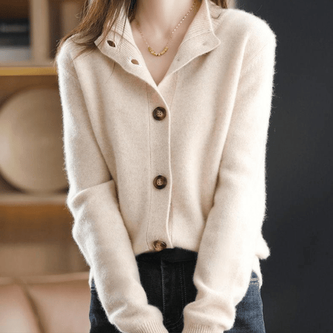 "Luxuriöse Kaschmir Strickjacke in Beige, elegant und zeitlos, perfekt verarbeitet, vielseitig kombinierbar für jeden Anlass.