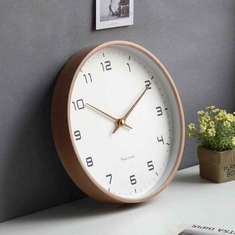 Minimalistische skandinavische Wanduhr aus Holz, lautlos, in Braun und Creme, zeitloses Design, ideal fĂĽr Wohnzimmer.