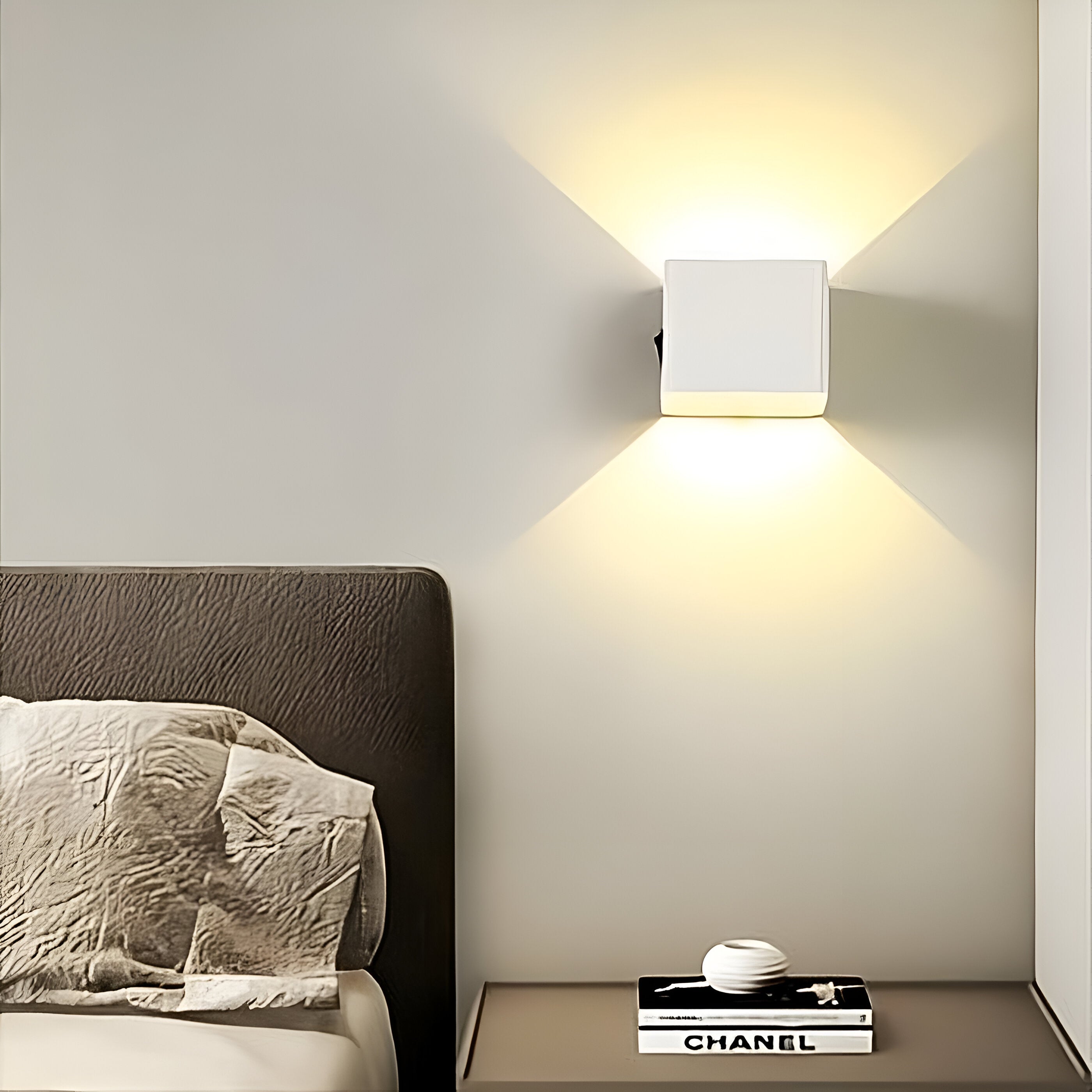 "Moderne LED-Wandleuchte mit Aluminiumgehäuse, Bewegungsmelder und wählbarer Lichtfarbe, minimalistisches Design."