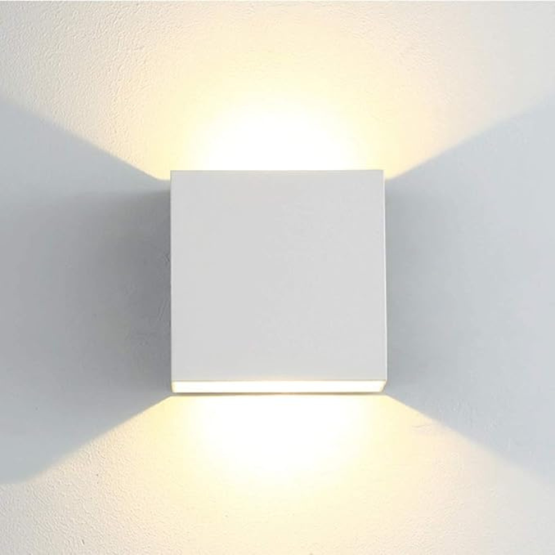 "Moderne LED-Wandleuchte mit Aluminiumgehäuse, Bewegungsmelder und wählbarer Lichtfarbe, minimalistisches Design."