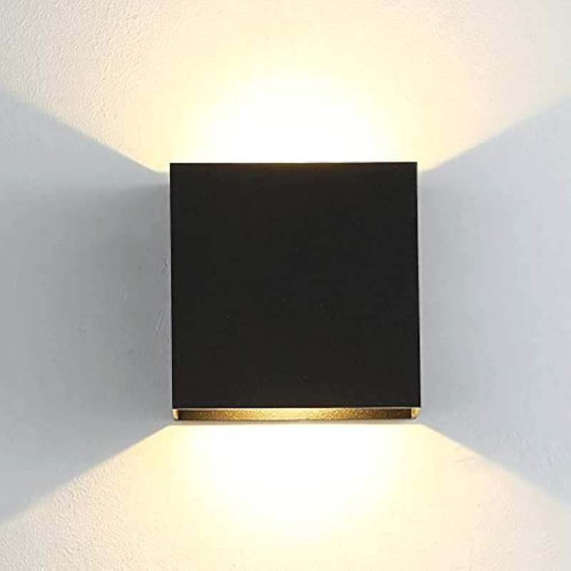 "Moderne LED-Wandleuchte mit Aluminiumgehäuse, Bewegungsmelder und wählbarer Lichtfarbe, minimalistisches Design."