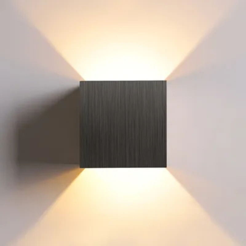 "Moderne LED-Wandleuchte mit Aluminiumgehäuse, Bewegungsmelder und wählbarer Lichtfarbe, minimalistisches Design."