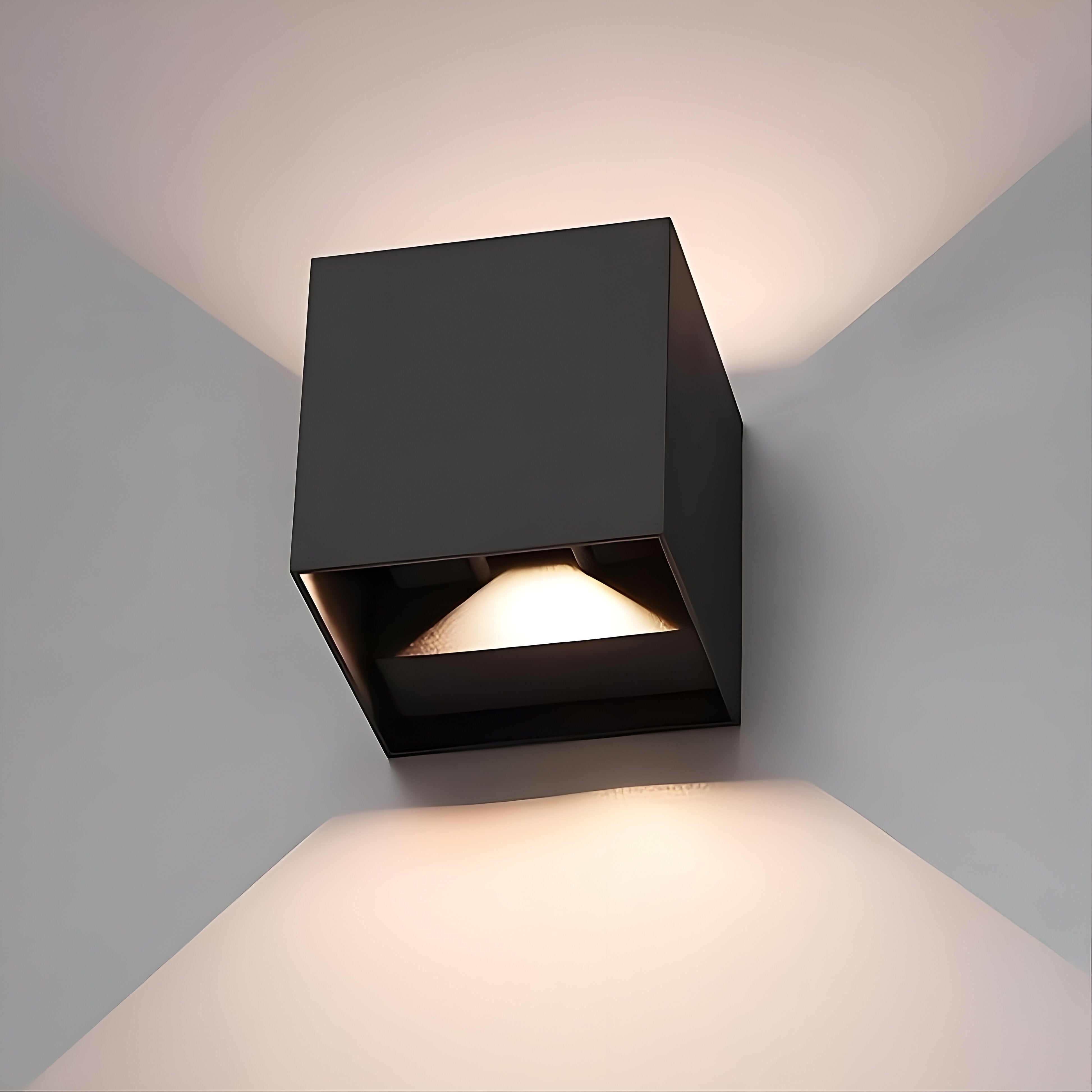 "Moderne LED-Wandleuchte mit Aluminiumgehäuse, Bewegungsmelder und wählbarer Lichtfarbe, minimalistisches Design."