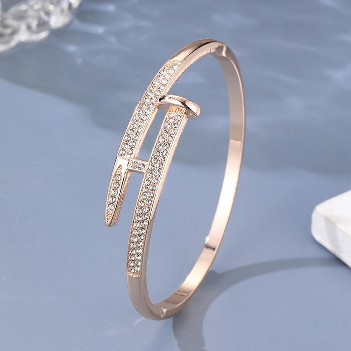 Modernes Armband mit funkelnden Kristallen, minimalistisch in Gold, Roségold oder Silber für eleganten Stil.