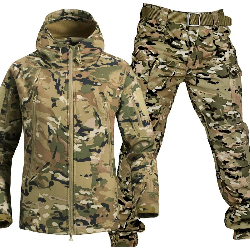 "Multifunktionale wasserdichte Outdoor-Jacke in Camouflage mit Taschen und Kapuze, ideal für Outdoor-Abenteuer."