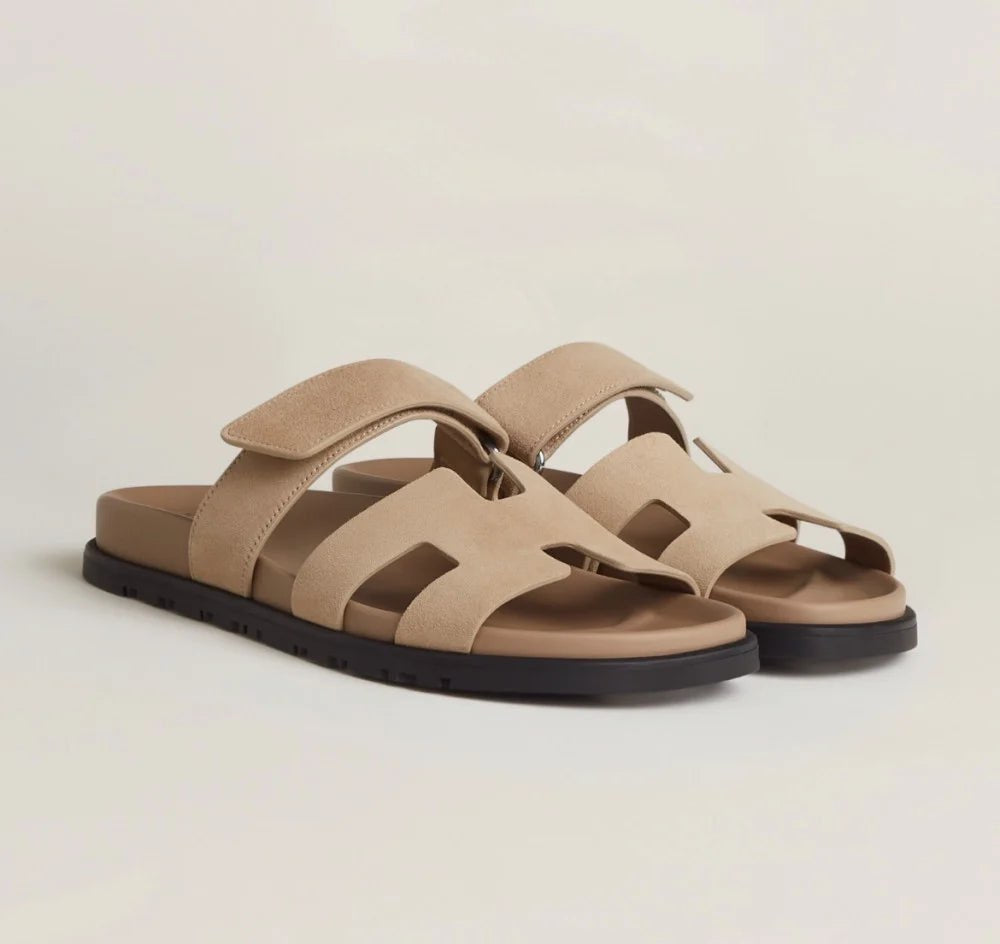 "Schicke beige Damensandalen mit ergonomischem Fußbett, perfekt für Komfort und Stil im Sommer."