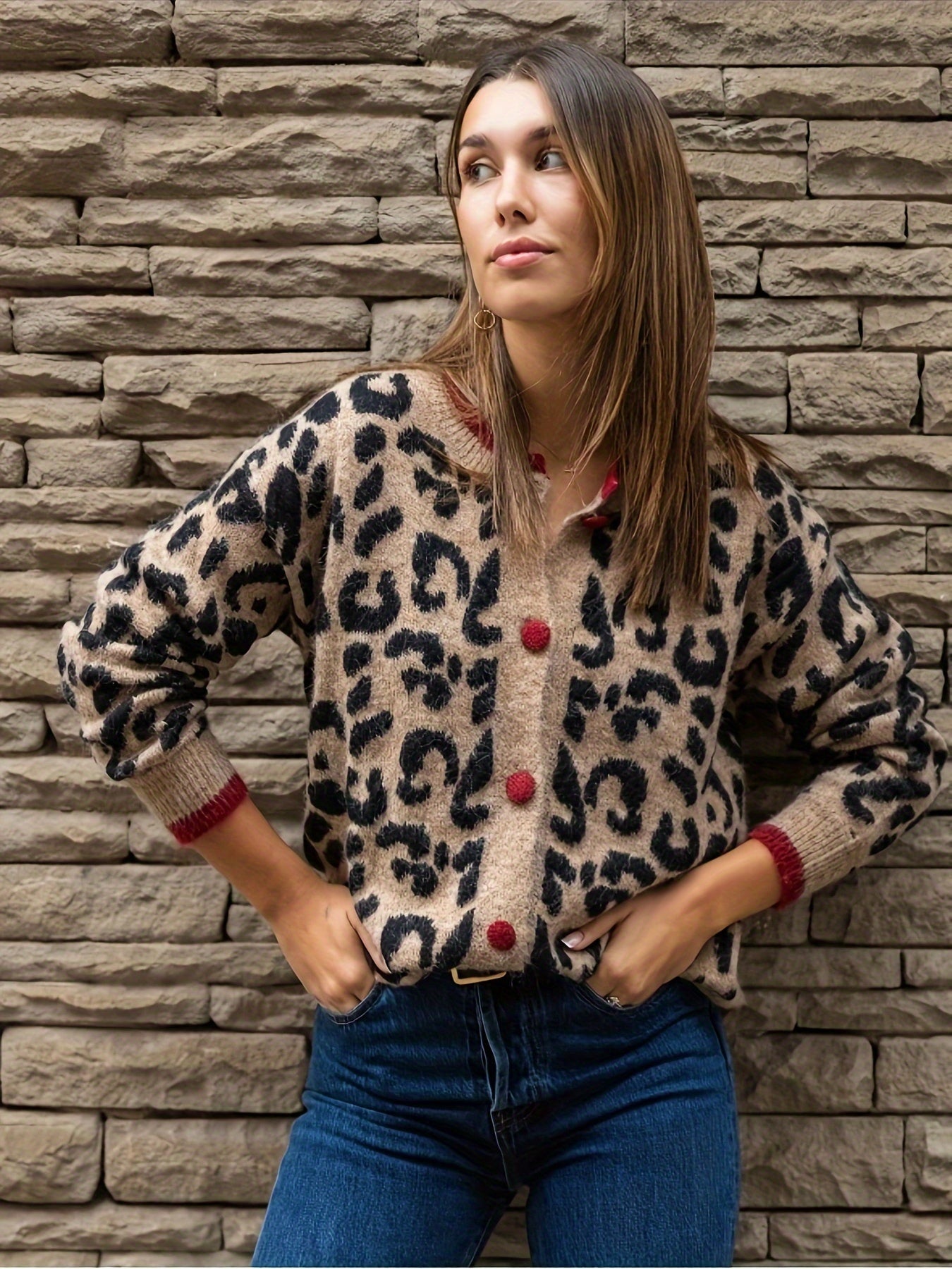 "Stilvolle Damen-Strickjacke mit Leopardenmuster, Knopfverschluss, weiche Textur, vielseitig für Alltag und Statement."